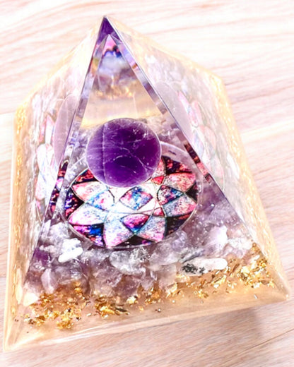 Orgoniittinen "Amethyst Star" energiapyramidi ametistikiteillä