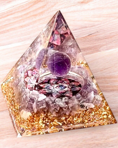 Orgoniittinen "Amethyst Star" energiapyramidi ametistikiteillä