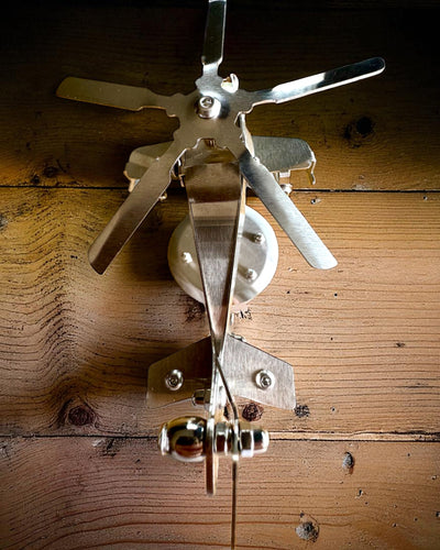 Metallimalli Helikopteri „SkyRider” – Säädettävä Pöytäteline personoidulla kaiverruksella lahjaksi