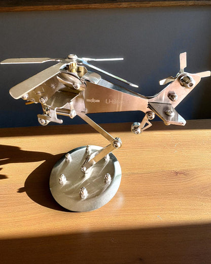 Metallimalli Helikopteri „SkyRider” – Säädettävä Pöytäteline personoidulla kaiverruksella lahjaksi