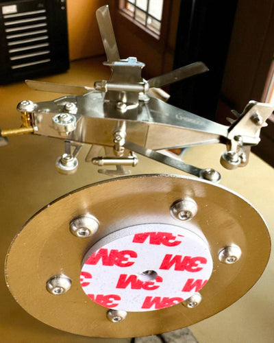 Metallimalli Helikopteri „SkyRider” – Säädettävä Pöytäteline personoidulla kaiverruksella lahjaksi