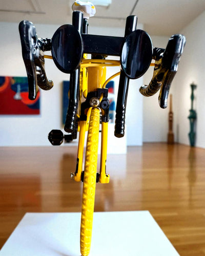 Miniatyyrimalli metallinen polkupyörä keräilyesine "Speed Rider 1.2" – personointi kaiverruksella lahjaksi, 2 värivaihtoehtoa