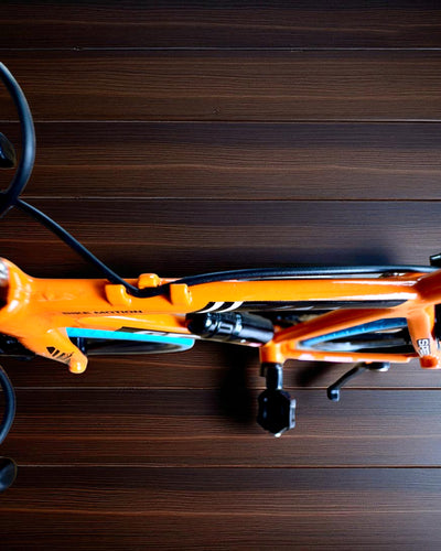 Miniatyyrimalli metallinen polkupyörä keräilyesine "Speed Rider 1.2" – personointi kaiverruksella lahjaksi, 2 värivaihtoehtoa