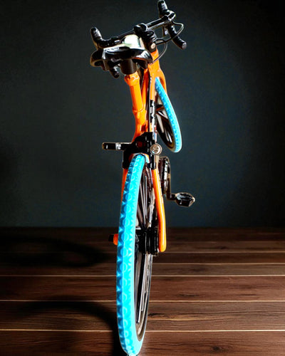 Miniatyyrimalli metallinen polkupyörä keräilyesine "Speed Rider 1.2" – personointi kaiverruksella lahjaksi, 2 värivaihtoehtoa