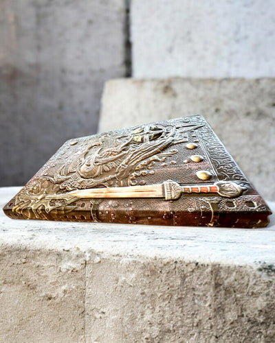 Soturin Kronikka Muistikirja Ritariteemalla, muistivihko, jota voi personoida kaiverruksella lahjaksi