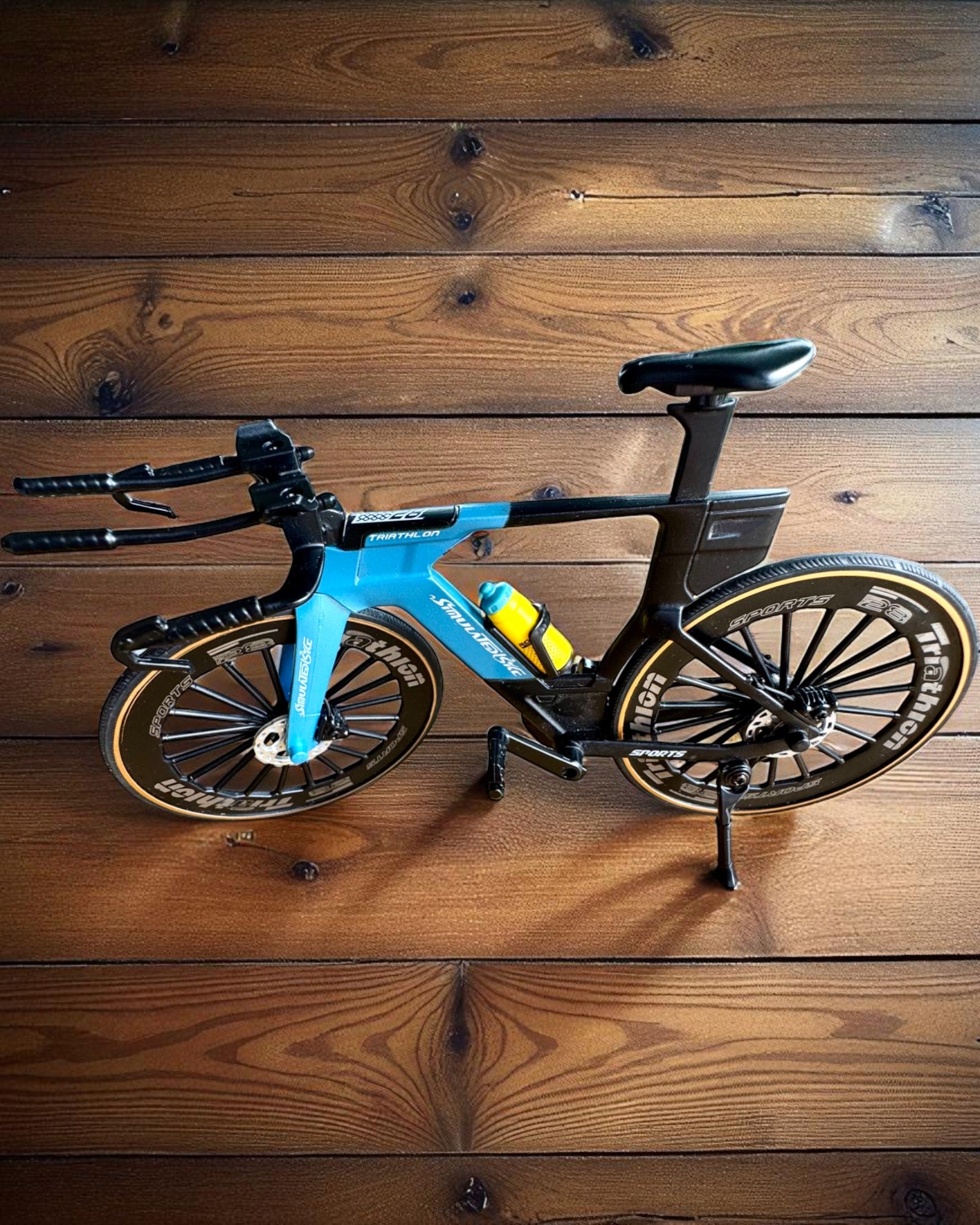 Miniatyyrimalli Triathlonipyörästä "SpeedStorm 1.2" personointi kaiverruksella lahjaksi