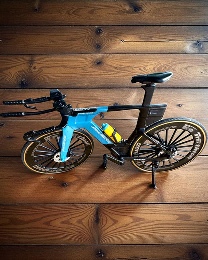 Miniatyyrimalli Triathlonipyörästä "SpeedStorm 1.2" personointi kaiverruksella lahjaksi