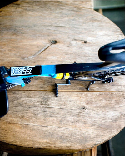 Miniatyyrimalli Triathlonipyörästä "SpeedStorm 1.2" personointi kaiverruksella lahjaksi