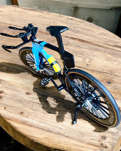 Miniatyyrimalli Triathlonipyörästä "SpeedStorm 1.2" personointi kaiverruksella lahjaksi