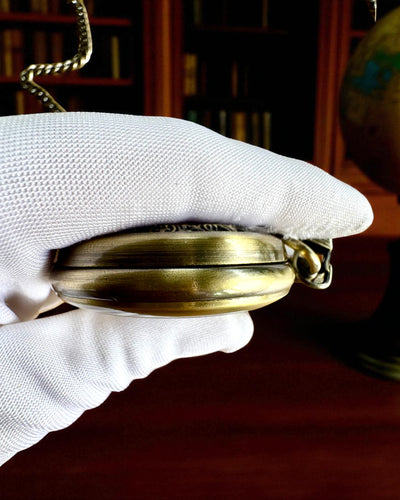 Taskukello „Veritas Tempus” – mekaaninen ajanottolaite kaiverrusmahdollisuudella lahjaksi, 2 vaihtoehtoa valittavana