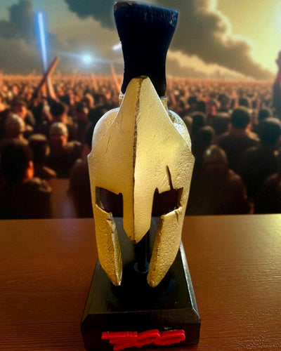 Spartan Premium -kypärä – käsintehty koristeveistos, mahdollisuus personointiin kaiverruksella lahjaksi