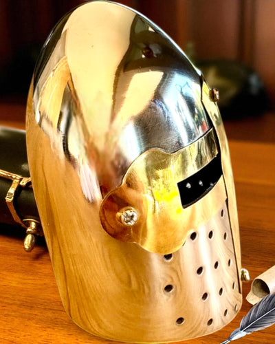 Miniatyyri ritari­kypärä ”Guardian” messinkiä – käsintehty, 12 cm, kaiverruksella personoitava lahja