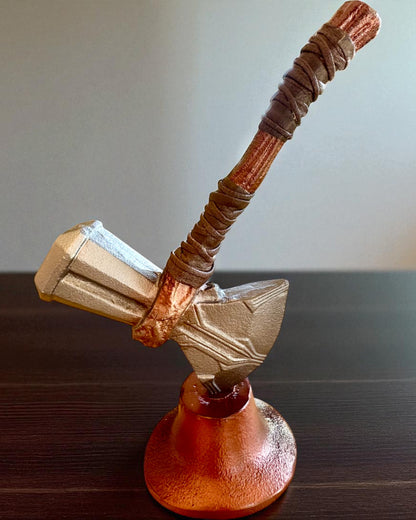 Storm Relic – koristevasara jalustalla, 26 cm, käsintehty, mahdollisuus personointiin kaiverruksella lahjaksi