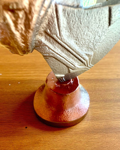 Storm Relic – koristevasara jalustalla, 26 cm, käsintehty, mahdollisuus personointiin kaiverruksella lahjaksi