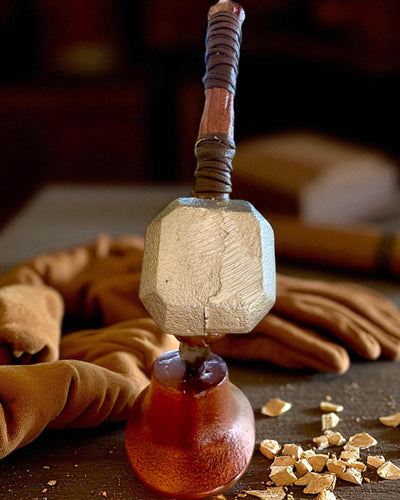 Storm Relic – koristevasara jalustalla, 26 cm, käsintehty, mahdollisuus personointiin kaiverruksella lahjaksi