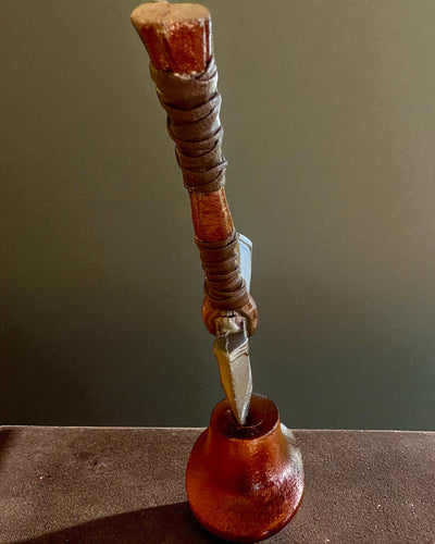 Storm Relic – koristevasara jalustalla, 26 cm, käsintehty, mahdollisuus personointiin kaiverruksella lahjaksi