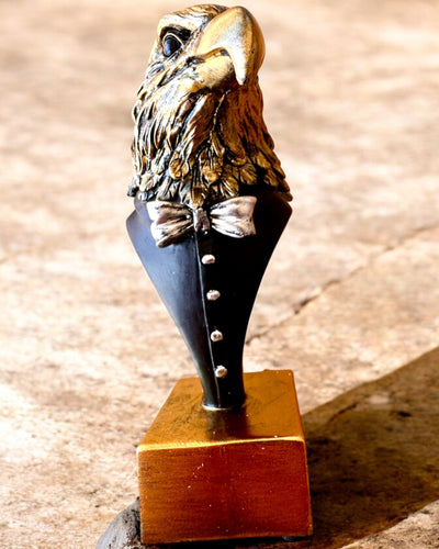 Kotkanpääfiguuri Büffel Warden – Tyylikkäässä Frakissa Kaiverrusmahdollisuudella Lahjaksi