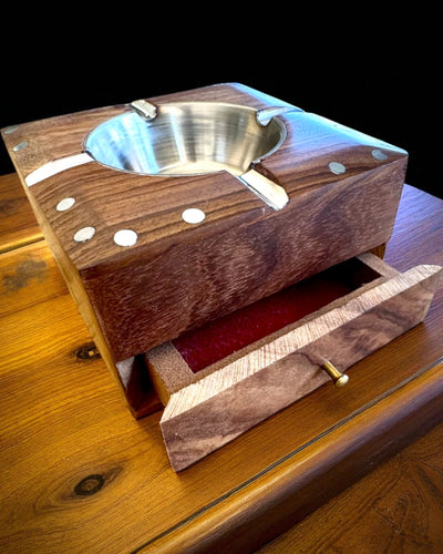 Rhino – Käsintehty tuhkakuppi shisham-puusta ja messingistä, 11 cm leveä, mahdollisuus personointiin kaiverruksella