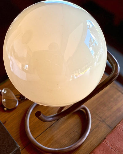 Biljardipallo messinkijalustalla, mahdollisuus personointiin kaiverruksella lahjaksi