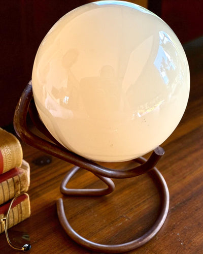 Biljardipallo messinkijalustalla, mahdollisuus personointiin kaiverruksella lahjaksi