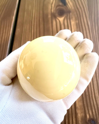 Biljardipallo messinkijalustalla, mahdollisuus personointiin kaiverruksella lahjaksi