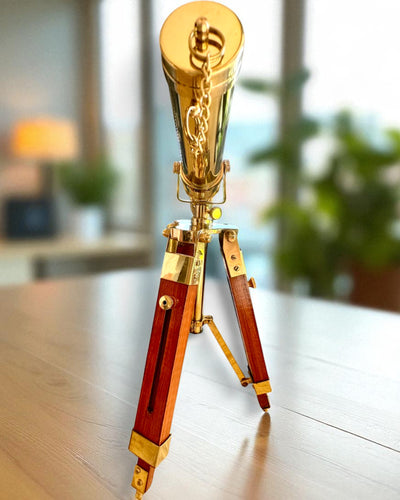 Taivaallinen linssi puisella jalustalla 41 cm, mahdollisuus personointiin kaiverruksella lahjaksi