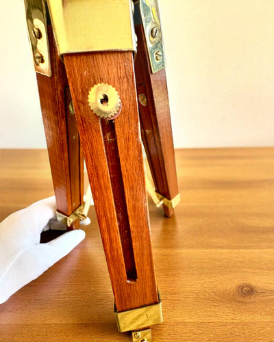 Taivaallinen linssi puisella jalustalla 41 cm, mahdollisuus personointiin kaiverruksella lahjaksi