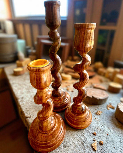 Sarja 3 kynttilänjalkaa "Spiraalivalo" 25 cm korkeus, mahdollisuus personointiin kaiverruksella lahjaksi