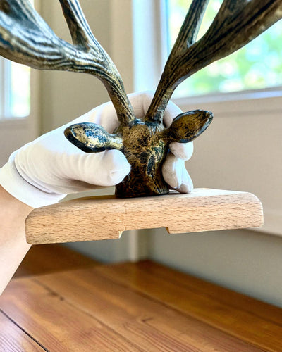 Messinkinen naulakko Hirvi Vartija, käsintehty, mahdollisuus personointiin kaiverruksella puuhun