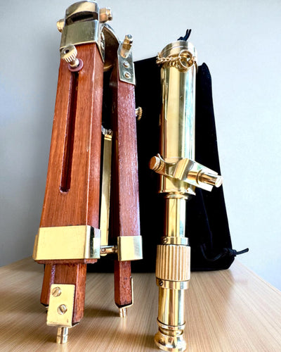 Taivaallinen linssi puisella jalustalla 41 cm, mahdollisuus personointiin kaiverruksella lahjaksi