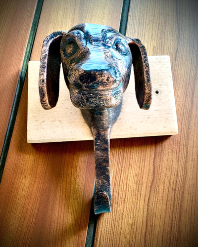 Messinkinen naulakko Koira Ystävä, käsintehty, mahdollisuus personointiin kaiverruksella puuhun