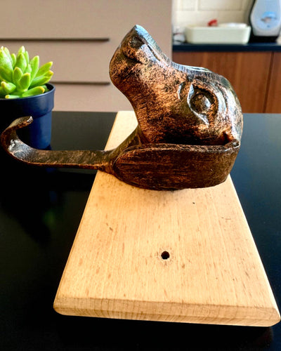 Messinkinen naulakko Koira Ystävä, käsintehty, mahdollisuus personointiin kaiverruksella puuhun