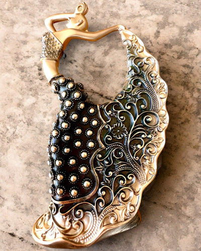 Elegantti veistos "Kultaisen hohteen tanssijatar", 29 cm korkea, kaiverrusmahdollisuudella lahjaksi