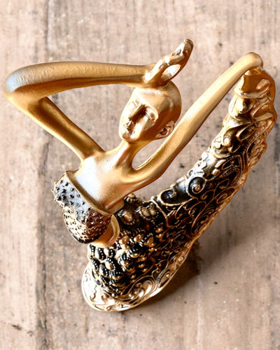 Elegantti veistos "Kultaisen hohteen tanssijatar", 29 cm korkea, kaiverrusmahdollisuudella lahjaksi