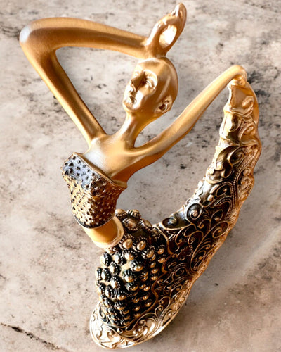 Elegantti veistos "Kultaisen hohteen tanssijatar", 29 cm korkea, kaiverrusmahdollisuudella lahjaksi