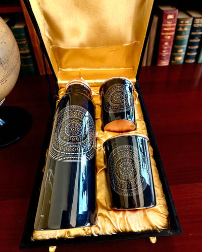 Kuparisarja Mandala – Pullo 1L + 2 Kuppia Kotelo, mahdollisuus personointiin kaiverruksella lahjaksi