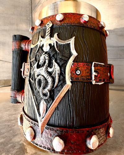 Lohikäärmesoturin Tumma Tuoppi Kaiverrusmahdollisuudella lahjaksi, tilavuus 600 ml