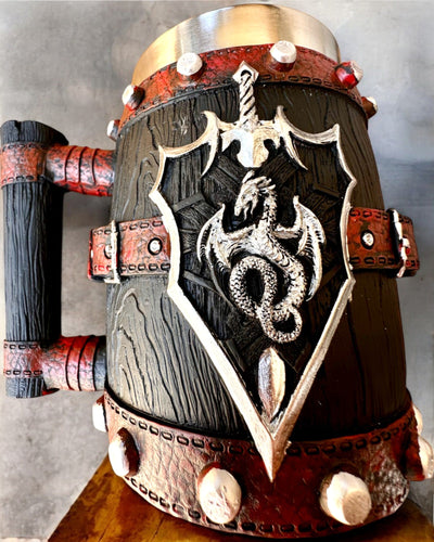 Lohikäärmesoturin Tumma Tuoppi Kaiverrusmahdollisuudella lahjaksi, tilavuus 600 ml