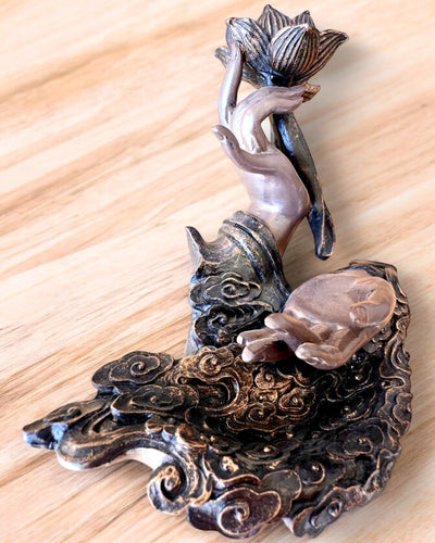 Mystinen Käsi, Suitsukepoltin, suitsukkeen pidike Virtaavalla, mahdollisuus personointiin kaiverruksella lahjaksi