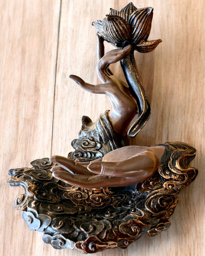 Mystinen Käsi, Suitsukepoltin, suitsukkeen pidike Virtaavalla, mahdollisuus personointiin kaiverruksella lahjaksi