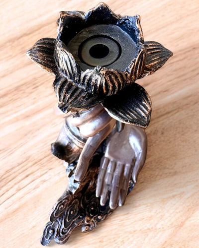 Mystinen Käsi, Suitsukepoltin, suitsukkeen pidike Virtaavalla, mahdollisuus personointiin kaiverruksella lahjaksi