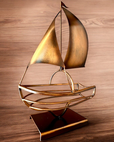 Metallinen viiniteline 45 cm korkea, "Merimiehen Fantasia" - purjelaivan muotoinen, kaiverrusmahdollisuus lahjaksi