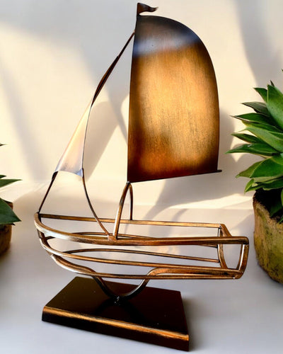 Metallinen viiniteline 45 cm korkea, "Merimiehen Fantasia" - purjelaivan muotoinen, kaiverrusmahdollisuus lahjaksi