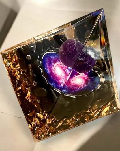 Orgoniittinen Kosmisen Energian Energiapyramidi - Amuletti Ametistilla ja Lastuilla