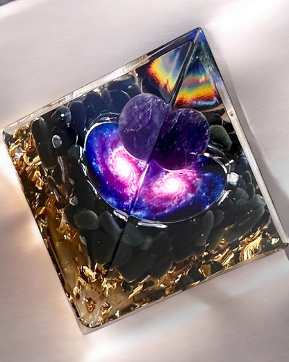 Orgoniittinen Kosmisen Energian Energiapyramidi - Amuletti Ametistilla ja Lastuilla