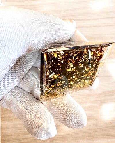 Orgoniittinen Kosmisen Energian Energiapyramidi - Amuletti Ametistilla ja Lastuilla