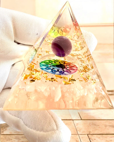 Orgoniittinen Energiapyramidi "Valon Harmonia" - Kristallinen, lahjaksi