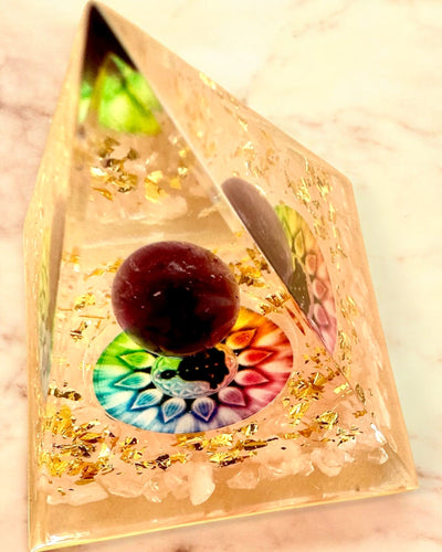 Orgoniittinen Energiapyramidi "Valon Harmonia" - Kristallinen, lahjaksi