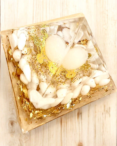 Orgoniittinen energiapyramidi valkoisilla kivillä - "Golden Harmony", ihanteellinen lahjaksi