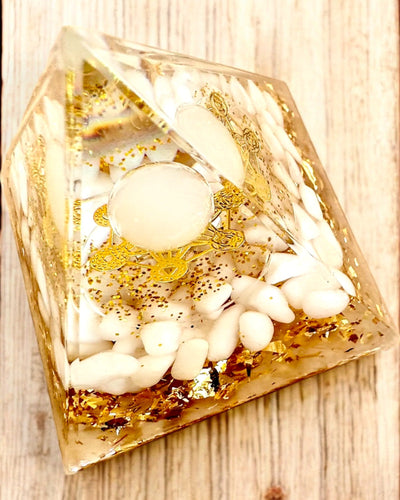 Orgoniittinen energiapyramidi valkoisilla kivillä - "Golden Harmony", ihanteellinen lahjaksi